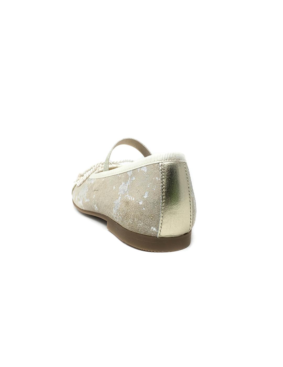 BAILARINA CON PULSERA DORADA